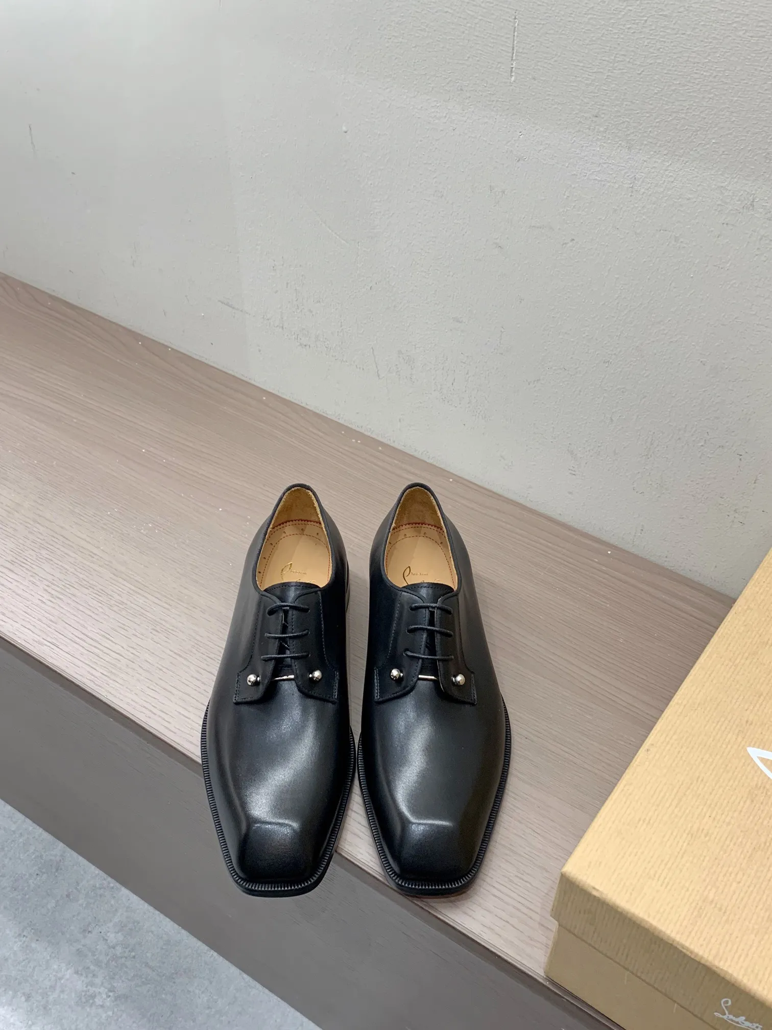 [CL red sole shoes] Top P: 1020💰 Size 39-44 (38.45.46 custom-made, non-returnable) Christian Louboutin men's classic Oxford shoes, men's business formal leather shoes💫Original molding, 1:1 replica, specially made for nobles. The unique shoe shape is unique and 100% comfortable! The whole shoe is made of imported Italian cowhide material, carefully selected, with fine pores and rich luster. Cow leather lining, soft and comfortable, sweat-absorbent and breathable. Genuine leather outsole, non-slip and wear-resistant, full of texture, elegant and luxurious overall, integrating comfort, formality and luxury! The Rolls Royce of shoes!